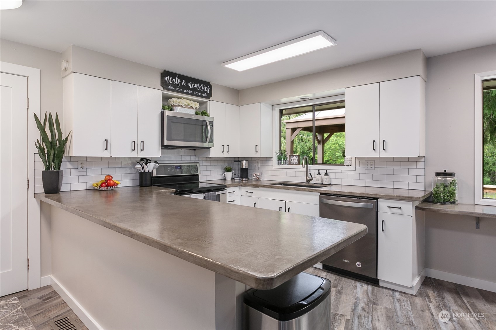 3334 East Smith Road Bellingham, WA 98226 - Photo 6 of 32 Gallery Image 6