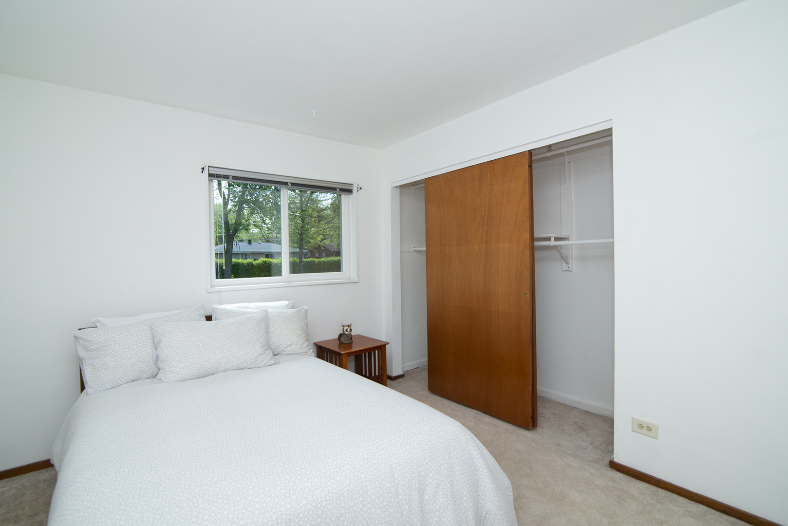 725 Washington Boulevard Hoffman Estates, IL 60169 - Photo 12 of 32 a bedroom with a bed and a window
