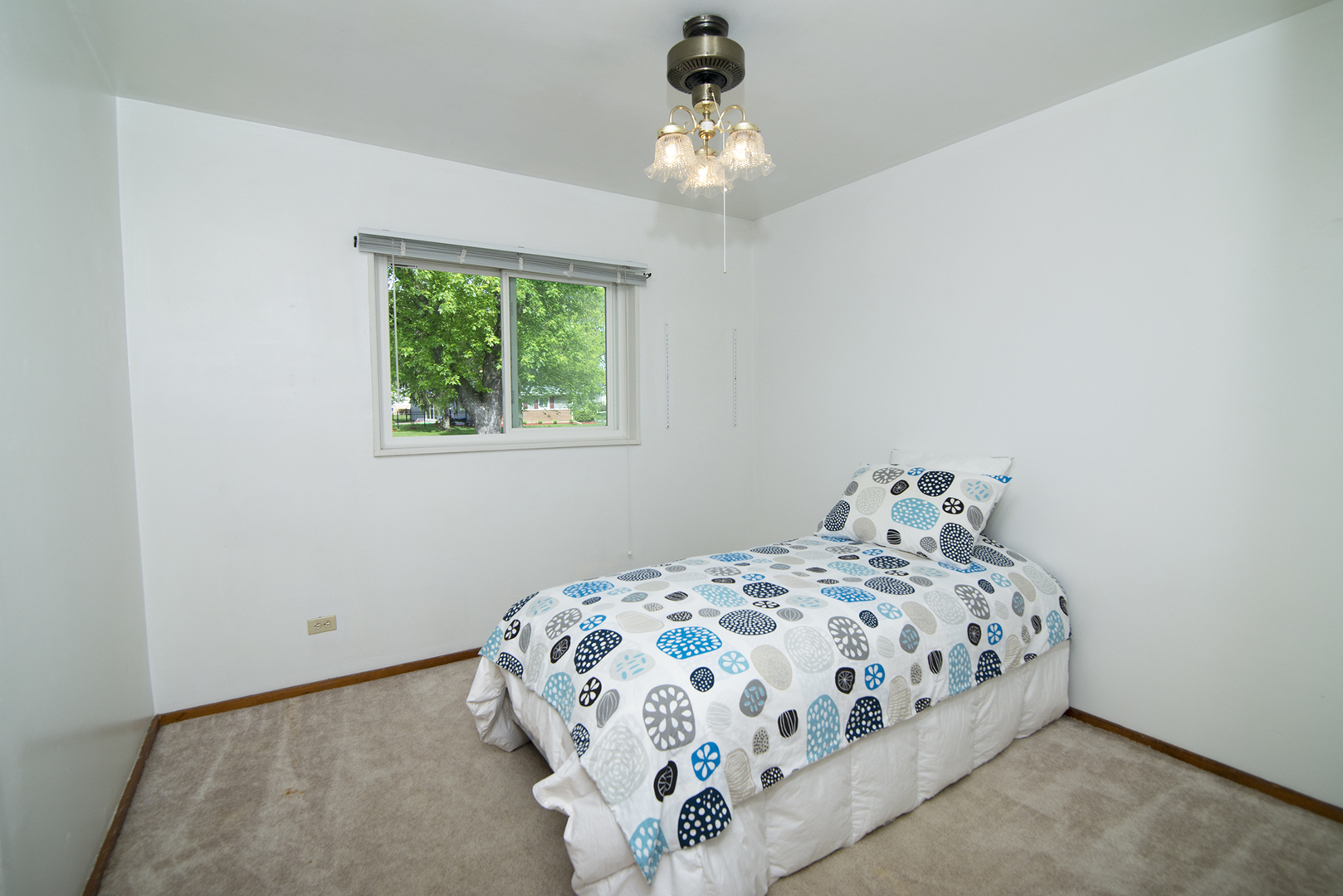 725 Washington Boulevard Hoffman Estates, IL 60169 - Photo 14 of 32 a bedroom with a bed and a window