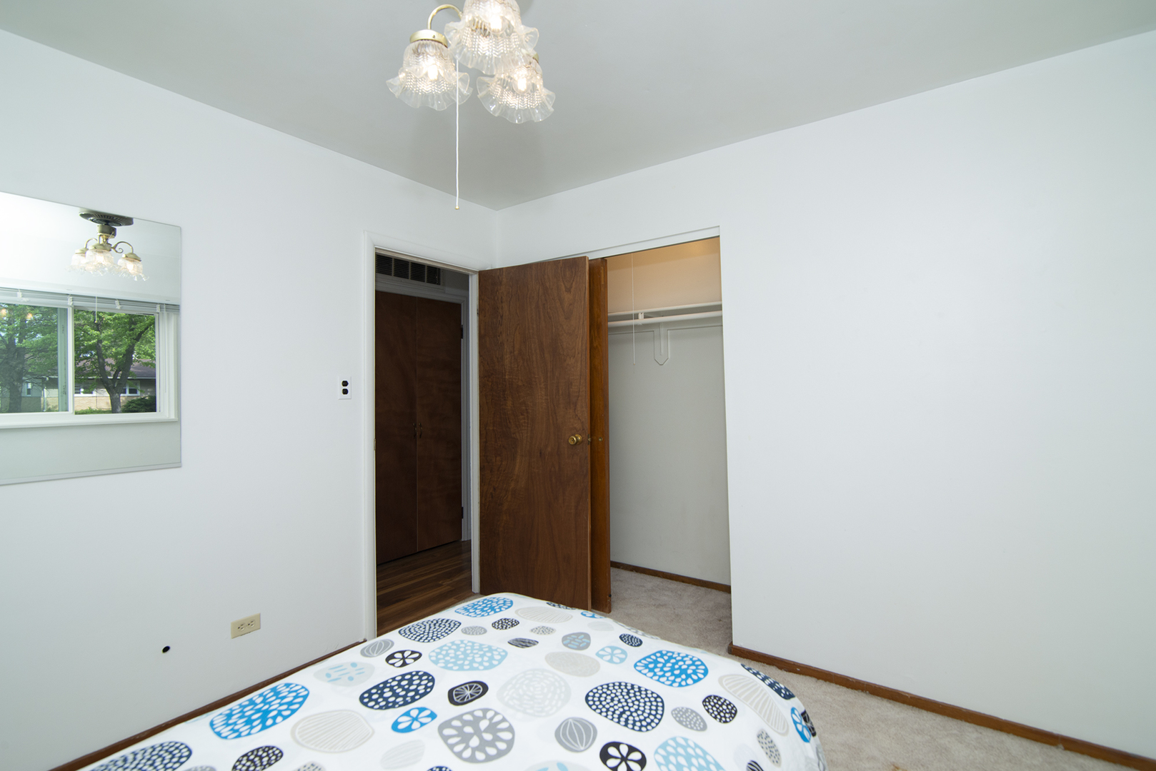 725 Washington Boulevard Hoffman Estates, IL 60169 - Photo 15 of 32 a bedroom with a bed and a window