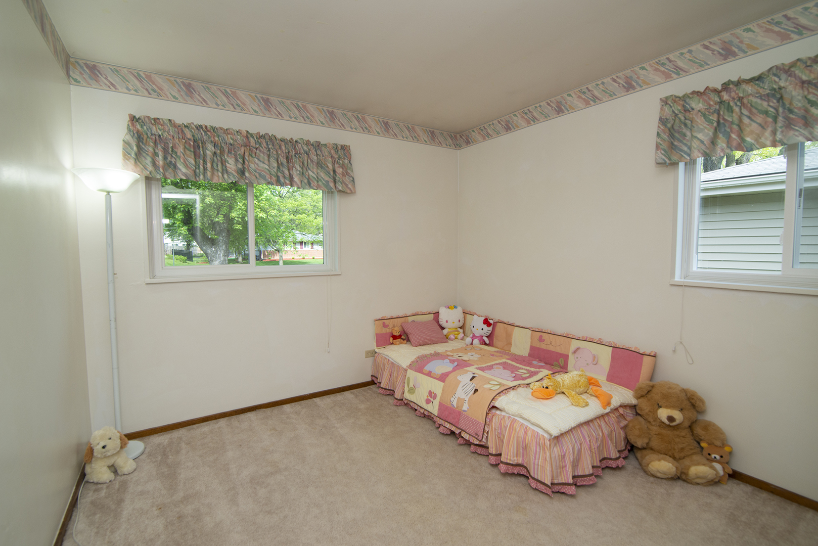 725 Washington Boulevard Hoffman Estates, IL 60169 - Photo 16 of 32 a bedroom with a bed and a dresser