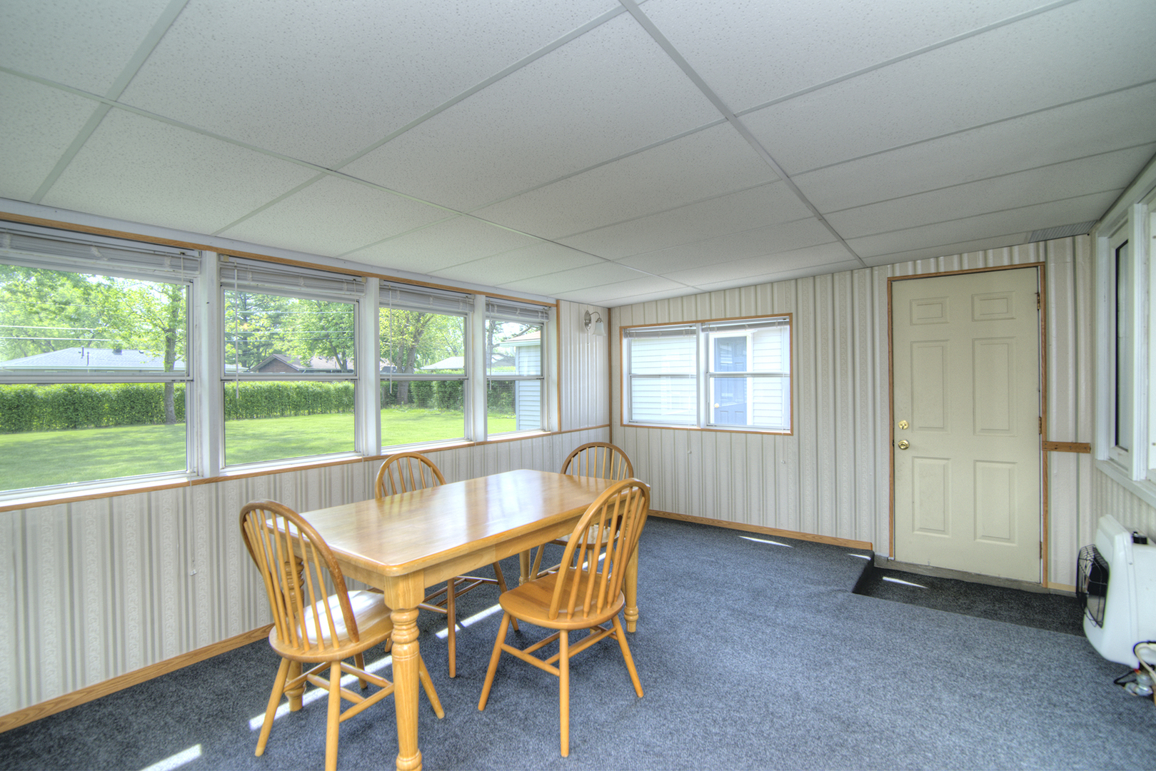 725 Washington Boulevard Hoffman Estates, IL 60169 - Photo 18 of 32 a dining room with furniture and windows