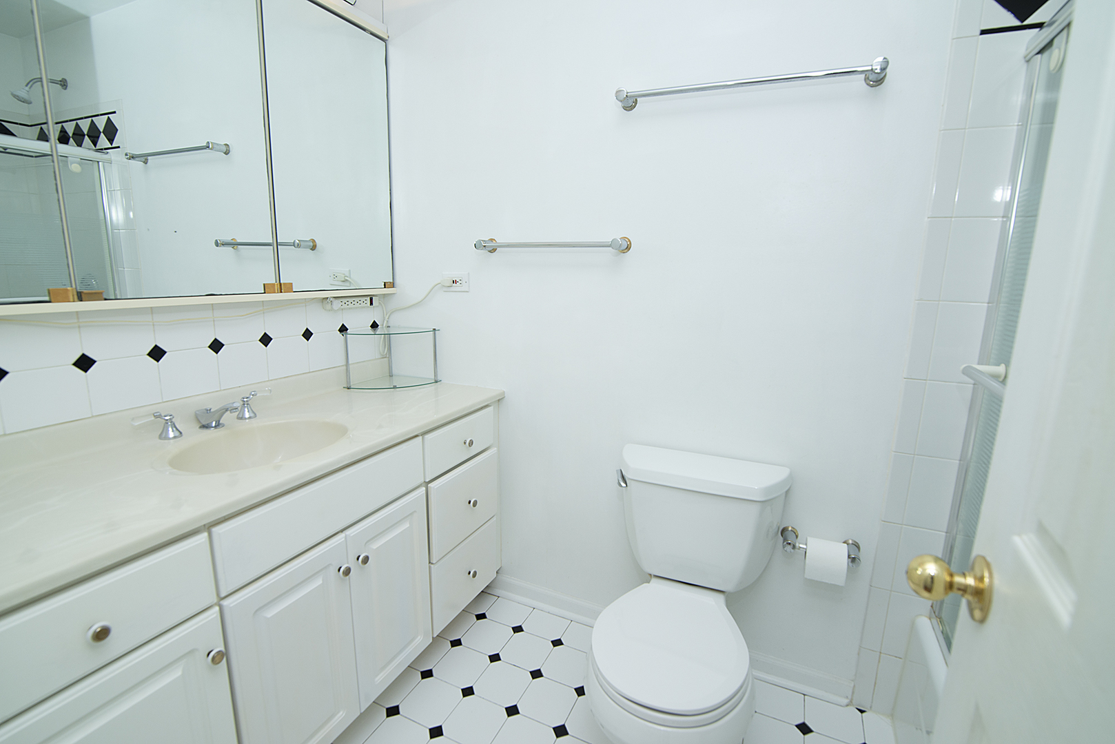 725 Washington Boulevard Hoffman Estates, IL 60169 - Photo 22 of 32 a bathroom with a sink a toilet and shower