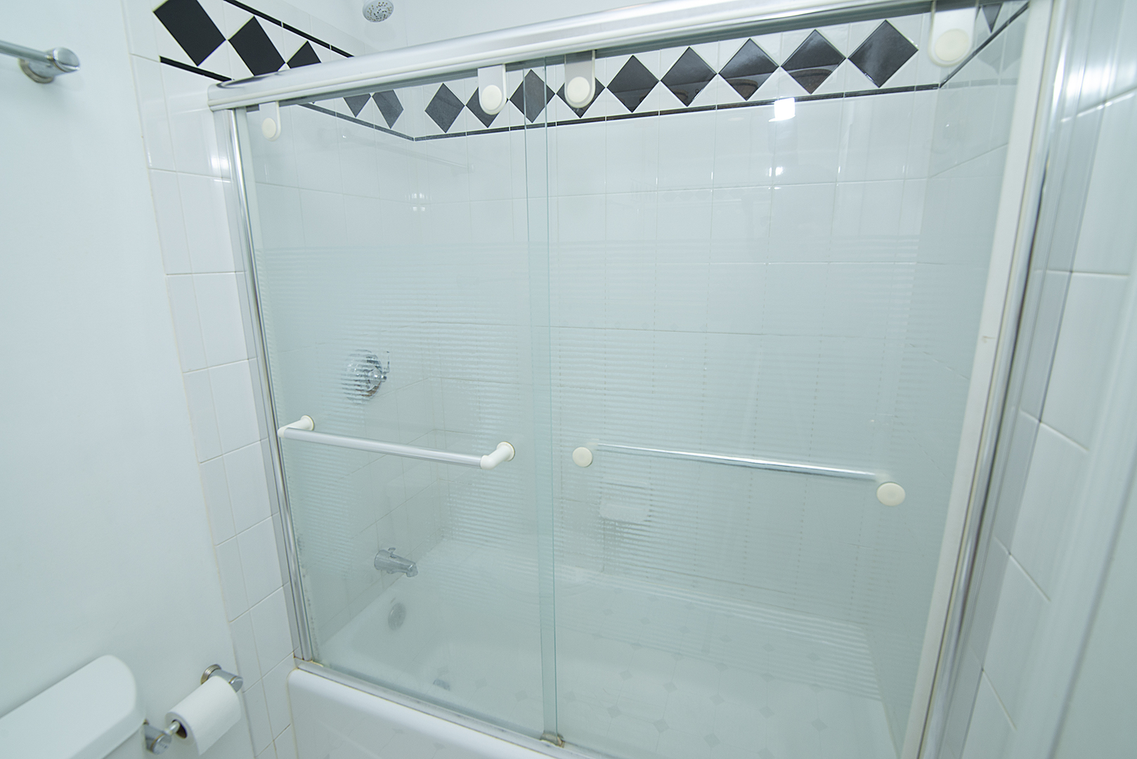 725 Washington Boulevard Hoffman Estates, IL 60169 - Photo 23 of 32 a bathroom with a shower and a toilet