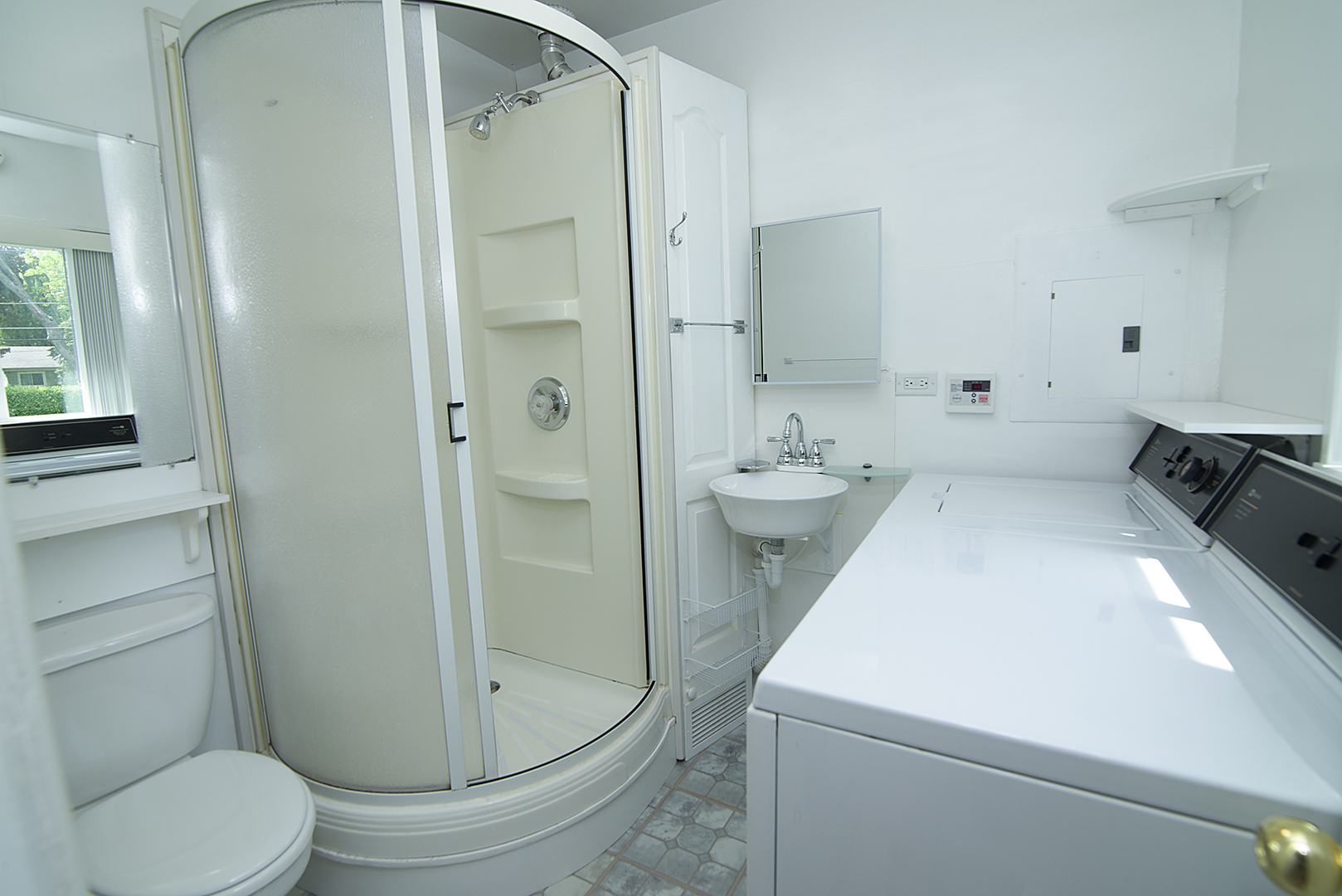 725 Washington Boulevard Hoffman Estates, IL 60169 - Photo 24 of 32 a bathroom with a sink a toilet and shower