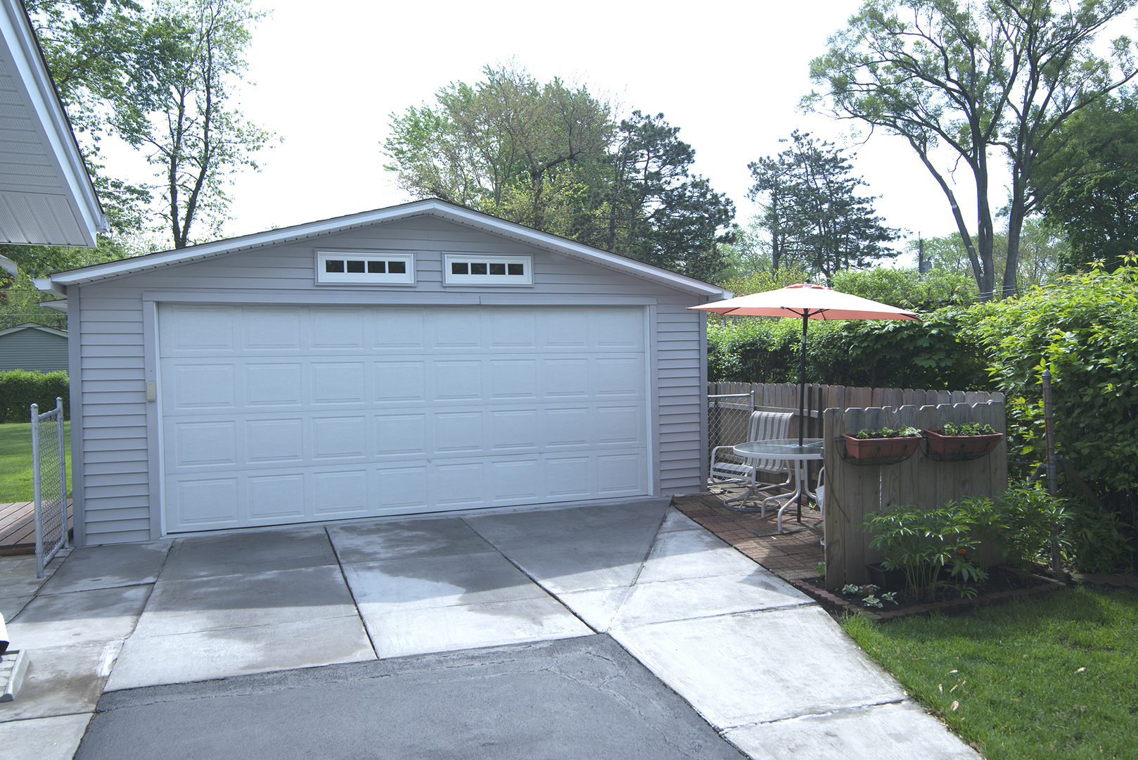 725 Washington Boulevard Hoffman Estates, IL 60169 - Photo 25 of 32 a backyard of a house with table and chairs