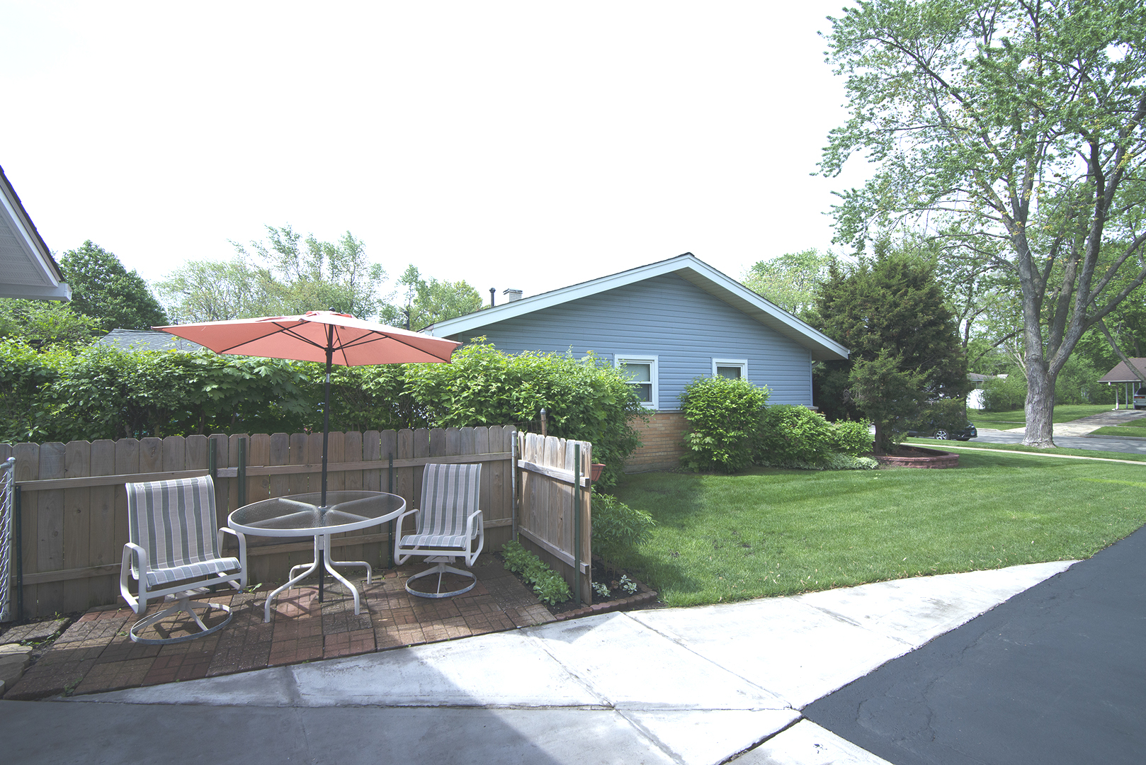 725 Washington Boulevard Hoffman Estates, IL 60169 - Photo 27 of 32 a backyard of a house with table and chairs