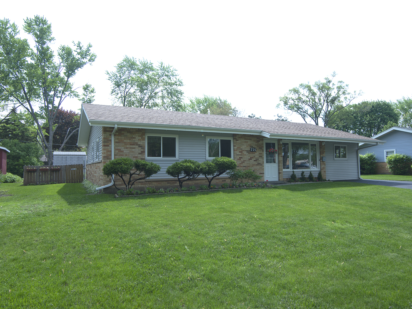 725 Washington Boulevard Hoffman Estates, IL 60169 - Photo 3 of 32 a front view of house with yard and green space