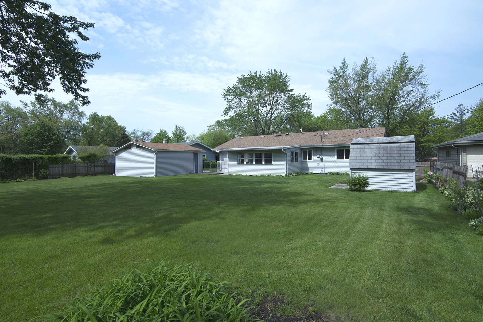 725 Washington Boulevard Hoffman Estates, IL 60169 - Photo 31 of 32 a front view of house with a garden