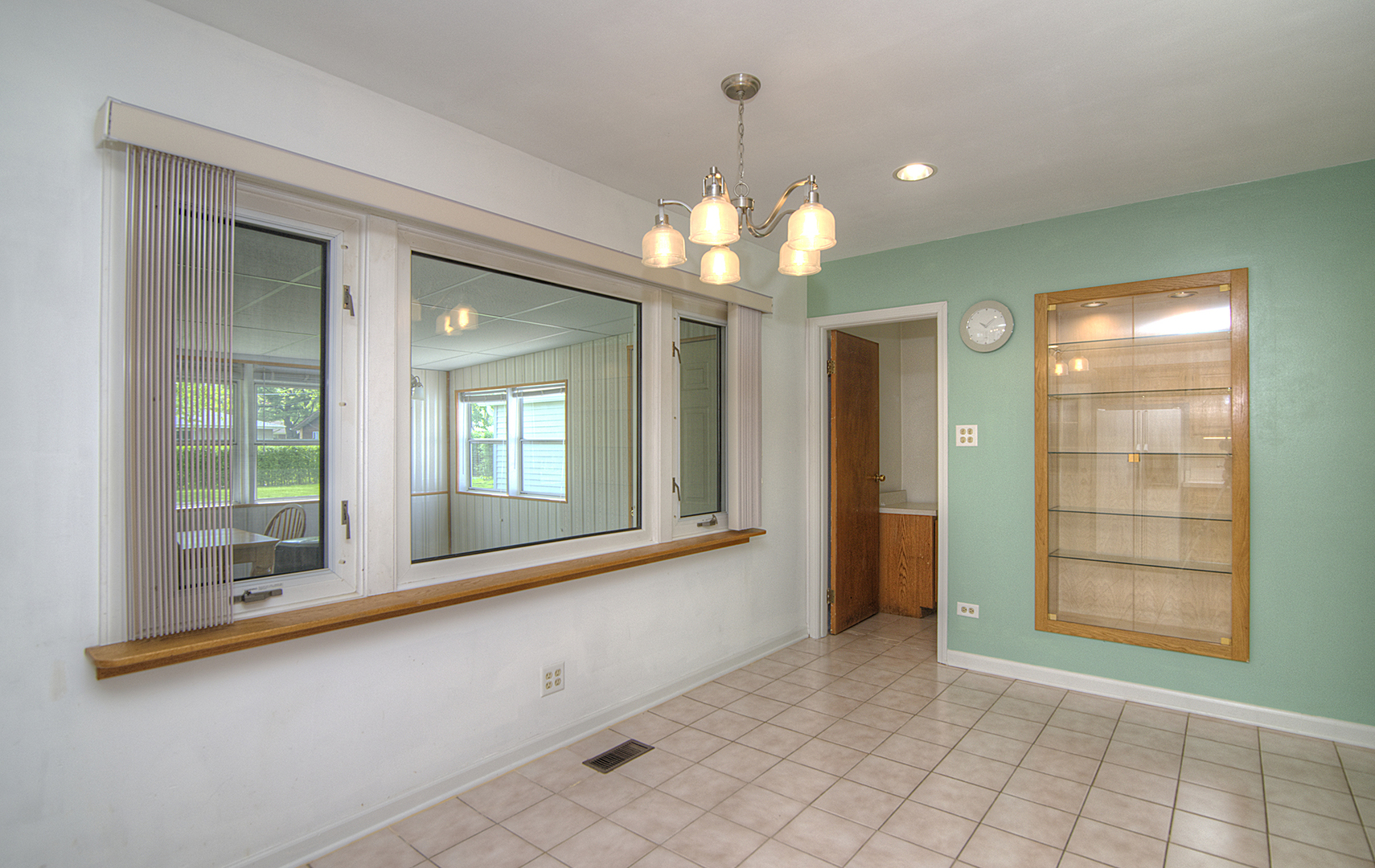 725 Washington Boulevard Hoffman Estates, IL 60169 - Photo 9 of 32 a view of a room with window and chandelier