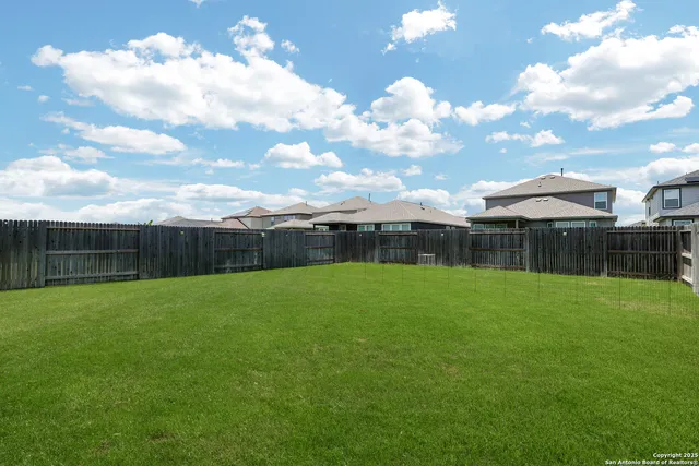 a view of a back yard