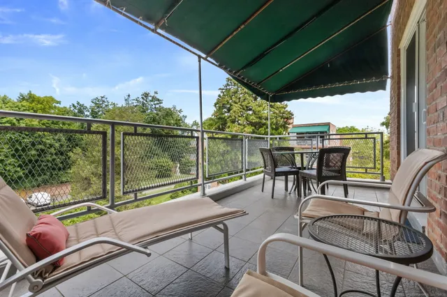 $995,000 | 4 Putnam Hill, Greenwich, CT 06830