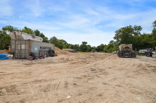 a view of patio with a road