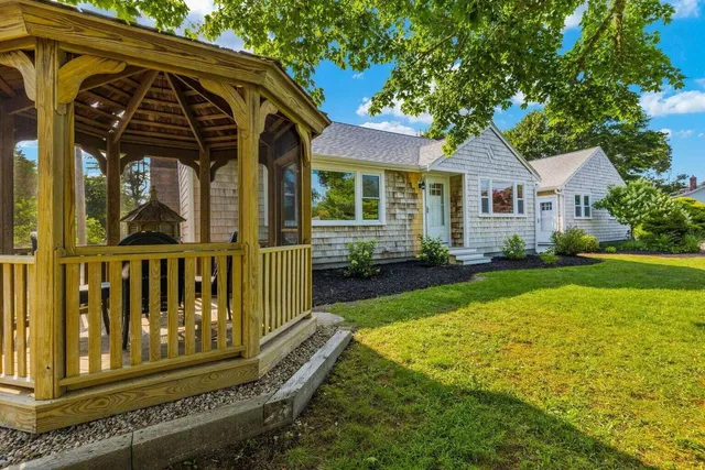 a view of a back yard