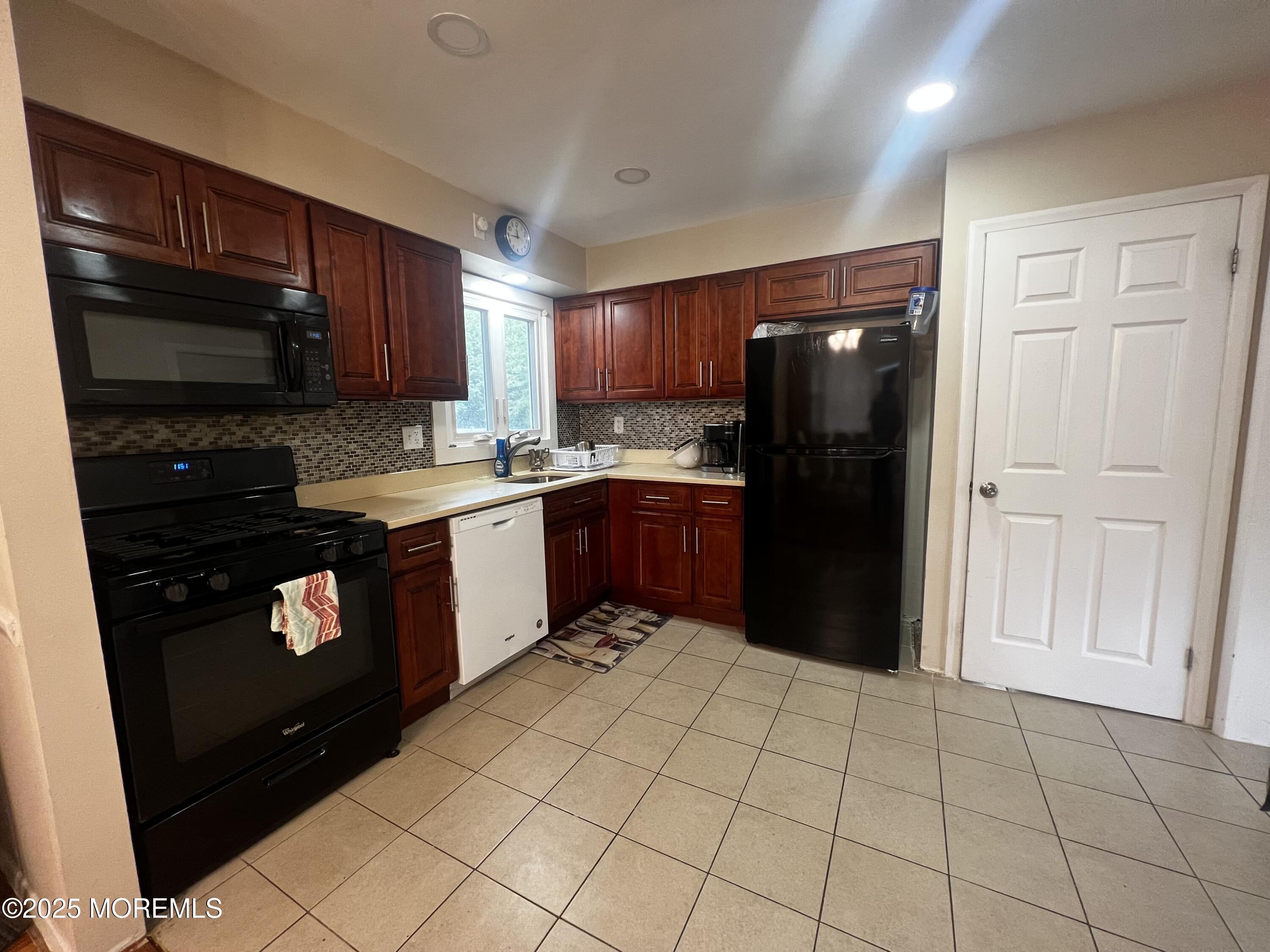 50 Whalepond Road Oakhurst, NJ 07755 - Photo 4 of 11 IMG-8672