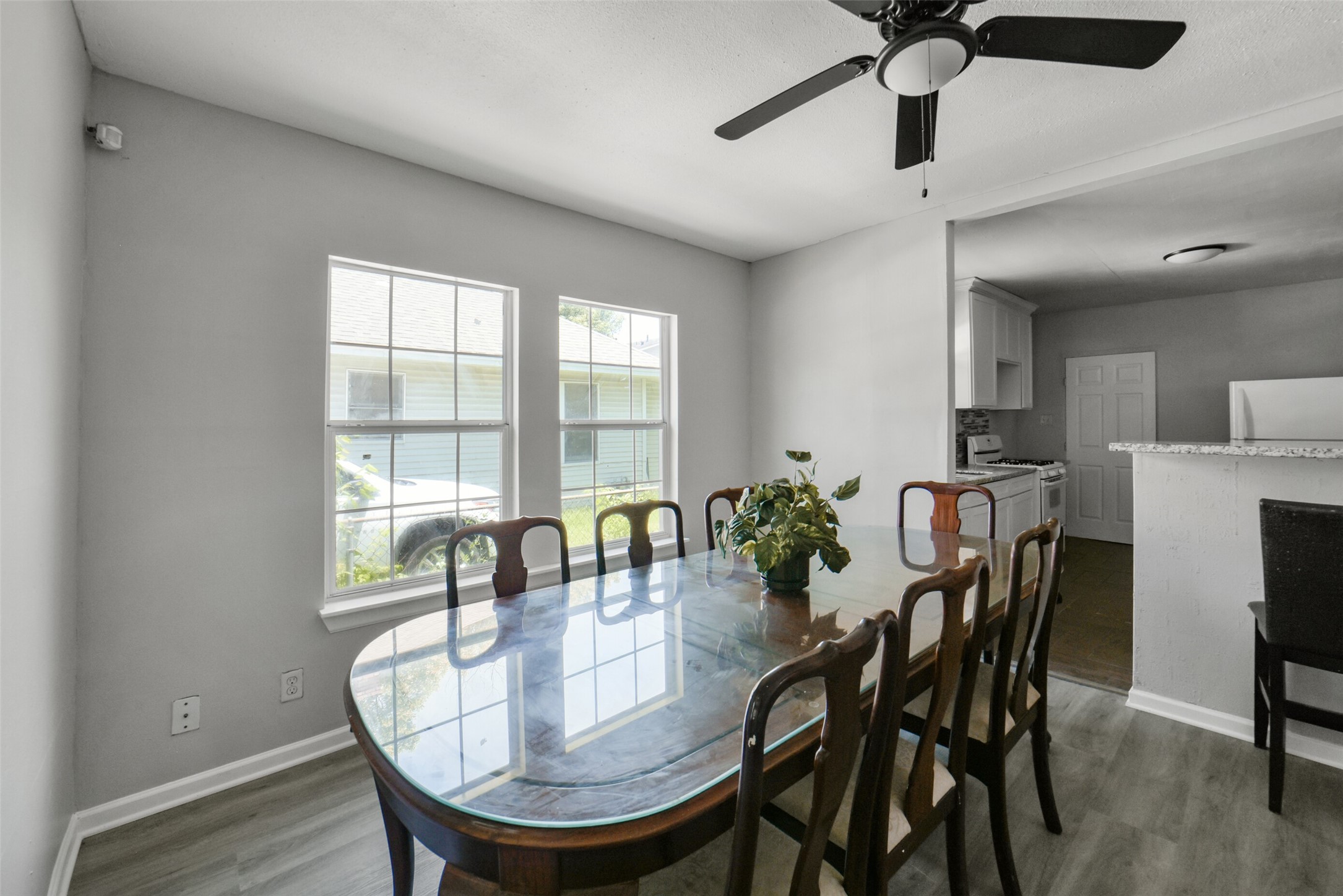 220 Engel Street Houston, TX 77011 - Photo 11 of 29 Dining room
