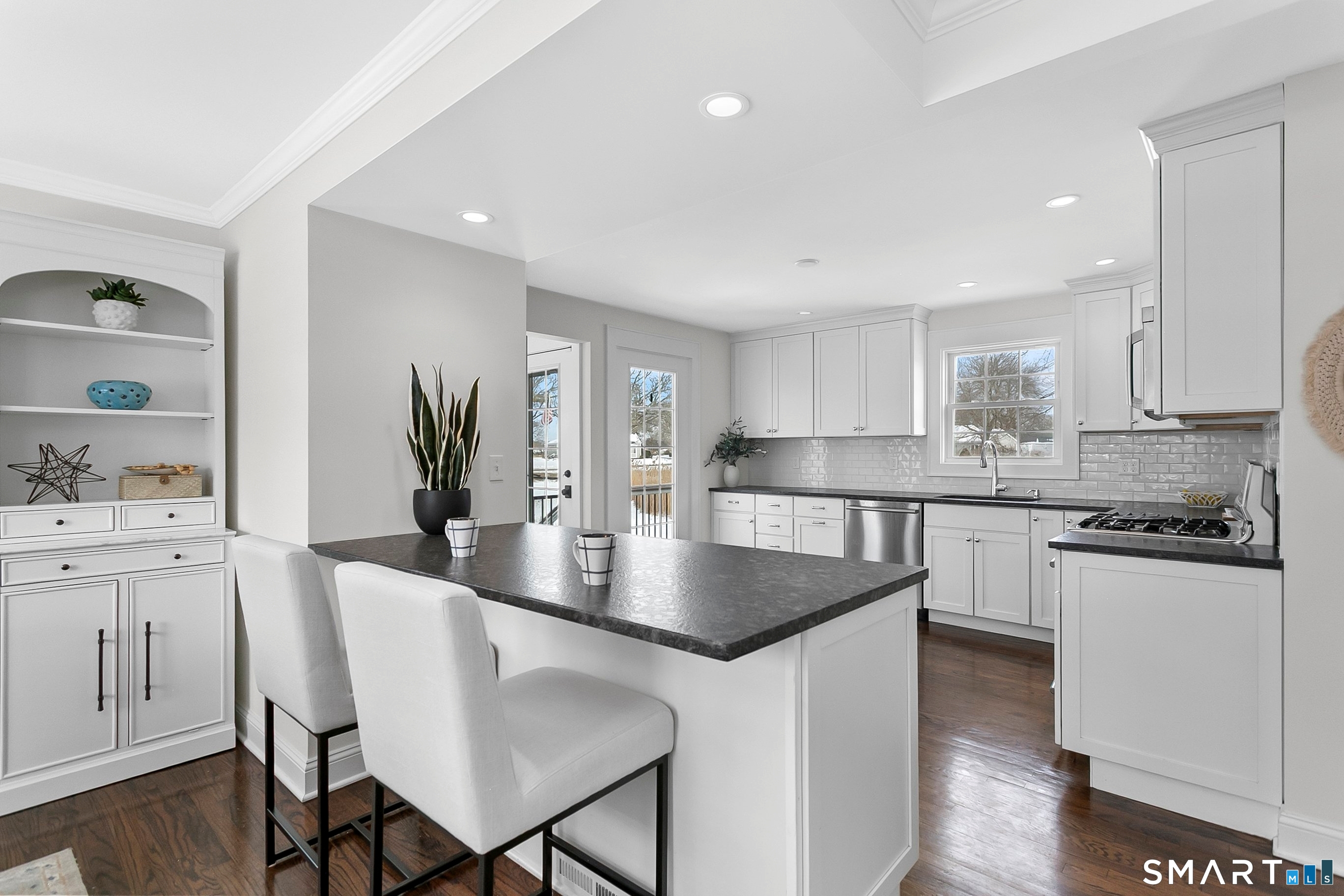 877 South Pine Creek Road Fairfield, CT 06824 - Photo 8 of 39