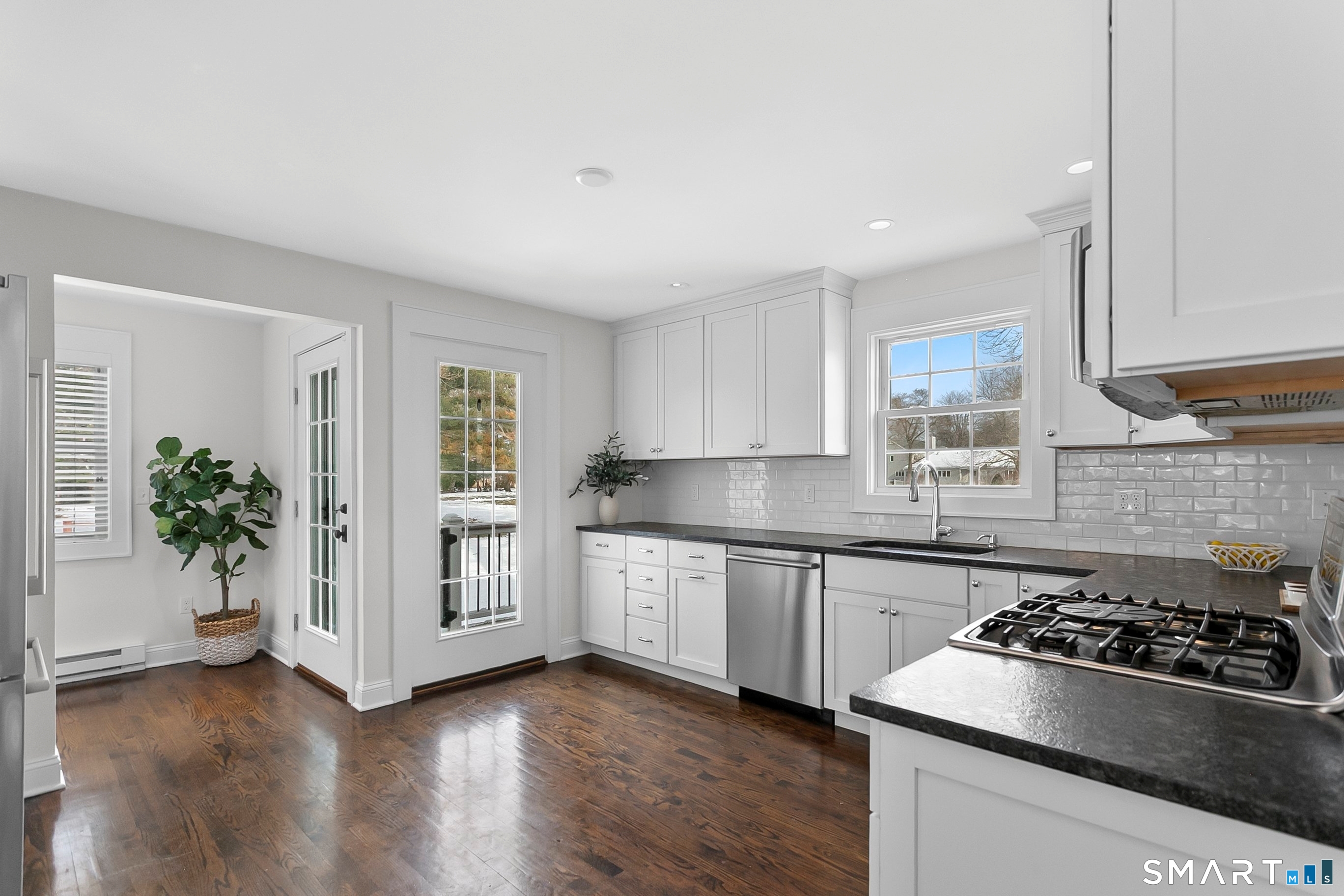 877 South Pine Creek Road Fairfield, CT 06824 - Photo 9 of 39