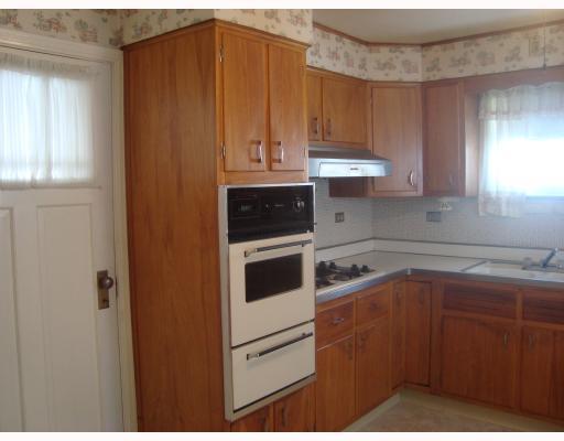 19 Revo Road Baldwin, PA 15236 - Photo 7 of 17 Kitchen.