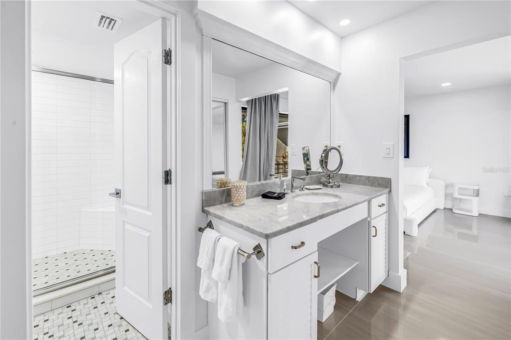 450 Beach Road, Unit 4 Sarasota, FL 34242 - Photo 29 of 64