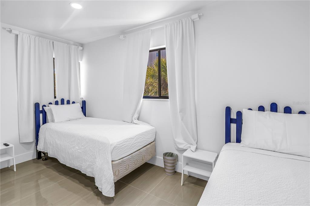 450 Beach Road, Unit 4 Sarasota, FL 34242 - Photo 34 of 64