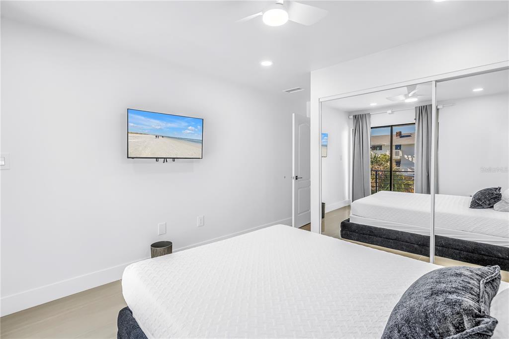 450 Beach Road, Unit 4 Sarasota, FL 34242 - Photo 37 of 64 a bedroom with a bed and a painting on the wall