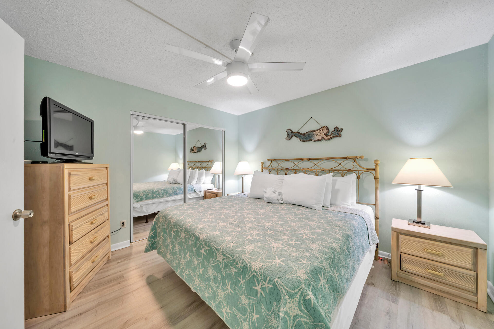 676 Santa Rosa Boulevard, Unit 4D Fort Walton Beach, FL 32548 - Photo 9 of 30 a spacious bedroom with a bed and a lamp
