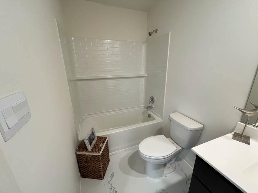 17325 Roscommon Road Tinley Park, IL 60477 - Photo 17 of 37 a bathroom with a toilet a sink and bathtub