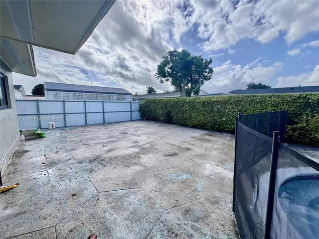 a view of a backyard