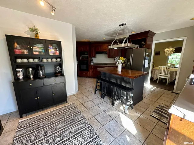 $349,900 | 1801 Colonial Drive, Marion, IL 62959