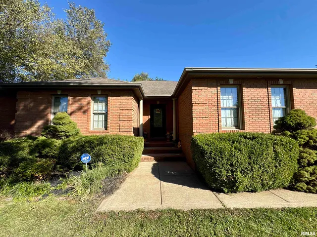 $349,900 | 1801 Colonial Drive, Marion, IL 62959