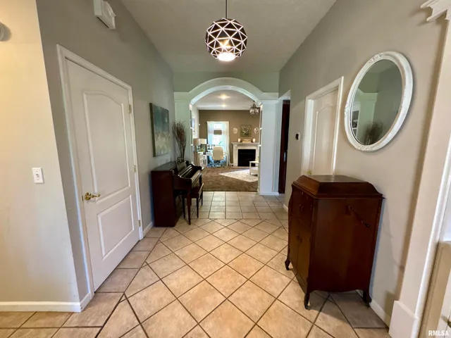 $349,900 | 1801 Colonial Drive, Marion, IL 62959