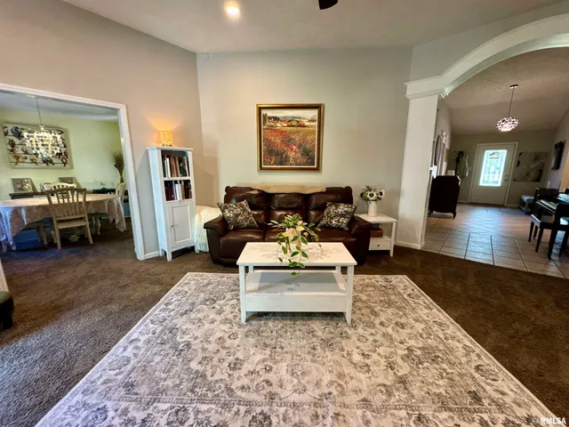 $349,900 | 1801 Colonial Drive, Marion, IL 62959