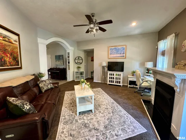 $349,900 | 1801 Colonial Drive, Marion, IL 62959