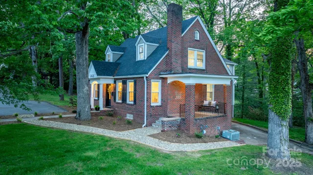 $734,900 | 625 4th St Drive Northwest, Hickory, NC 28601