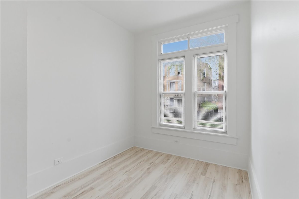 2607 West Haddon Avenue, Unit 2F Chicago, IL 60622 - Photo 9 of 12 an empty room with a window