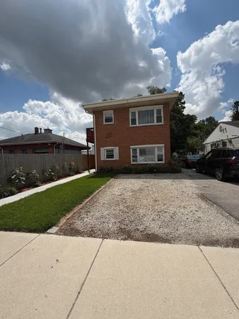 $1,750 | 1995 Howard Avenue, Unit 1R, Des Plaines, IL 60018