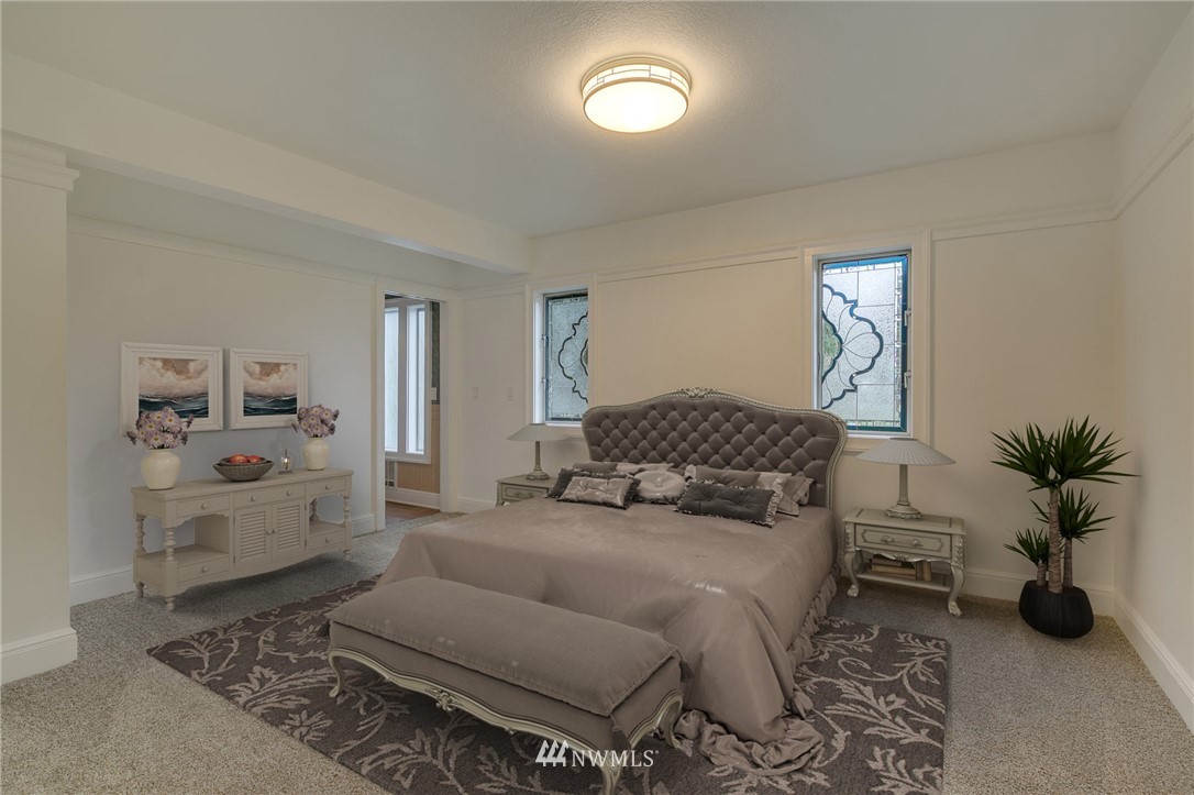 611 Newberg Road Snohomish, WA 98290 - Photo 21 of 40 a bed room with furniture and a potted plant