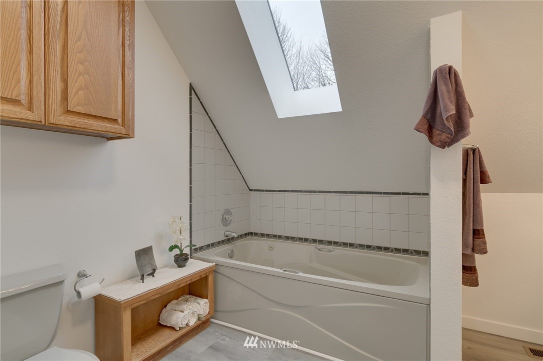 611 Newberg Road Snohomish, WA 98290 - Photo 28 of 40 a bath room with a bath tub and shower