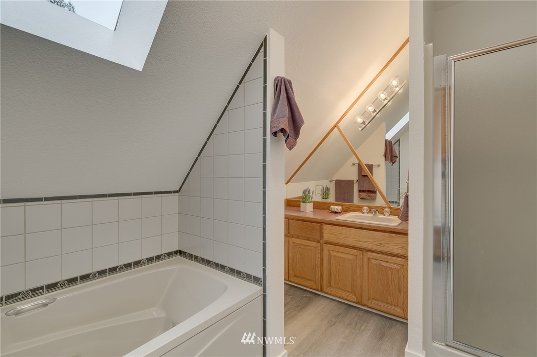 611 Newberg Road Snohomish, WA 98290 - Photo 29 of 40 a bathroom with a bathtub and sink