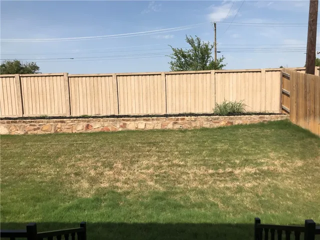 a view of a back yard