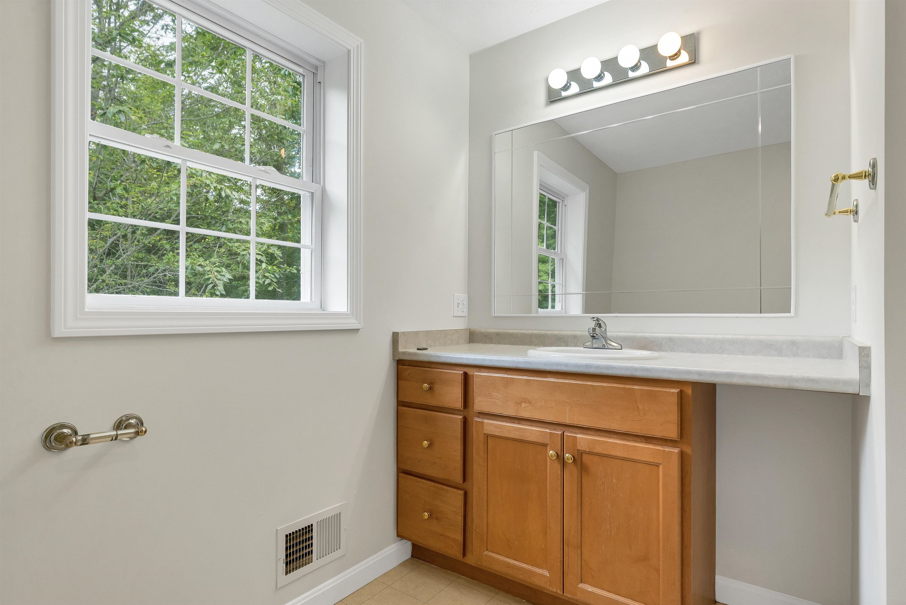 166 Sandown Road, Unit 4 Fremont, NH 03044 - Photo 23 of 40 Gallery Image 23