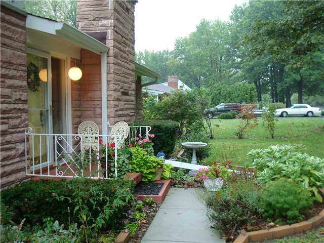 602 Burbank Road Indianapolis, IN 46219 - Photo 2 of 24 Gallery Image 2