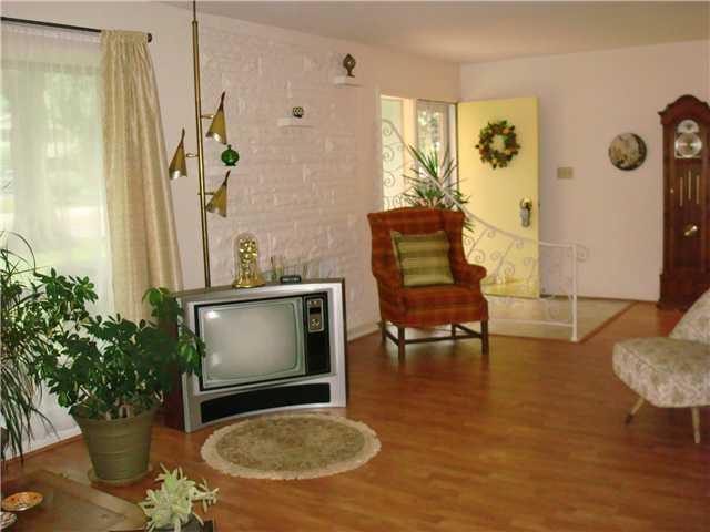 602 Burbank Road Indianapolis, IN 46219 - Photo 4 of 24 Gallery Image 4