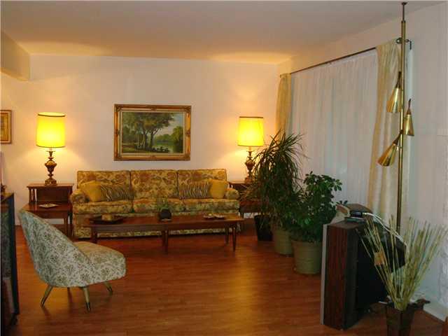 602 Burbank Road Indianapolis, IN 46219 - Photo 5 of 24 Gallery Image 5