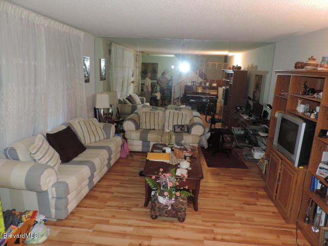 1012 Ne Vista Palm Bay, FL 32905 - Photo 6 of 16 20140616181521213966000000-o