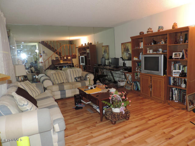 1012 Ne Vista Palm Bay, FL 32905 - Photo 8 of 16 20140616181610892563000000-o