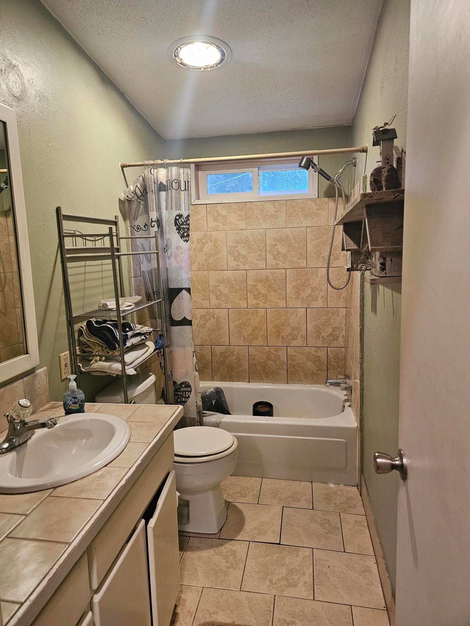 12370 Lower River Road Grants Pass, OR 97526 - Photo 16 of 29 Hall Bathroom