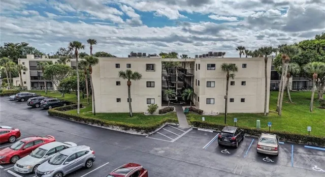 $1,900 | 5130 Las Verdes Circle, Unit 305, Delray Beach, FL 33484