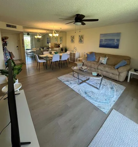 $1,900 | 5130 Las Verdes Circle, Unit 305, Delray Beach, FL 33484